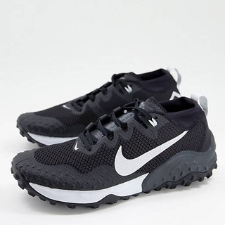 black-nike-running-sneakers