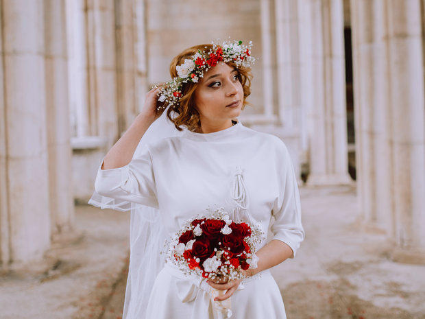 bridal-hair-and-wedding-makeup-bride-with-flower-crown_1.png