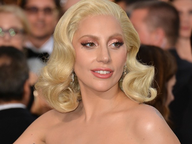 lady-gaga-blonde-curls
