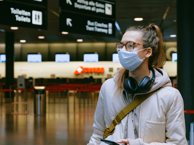 woman-travels-with-mask